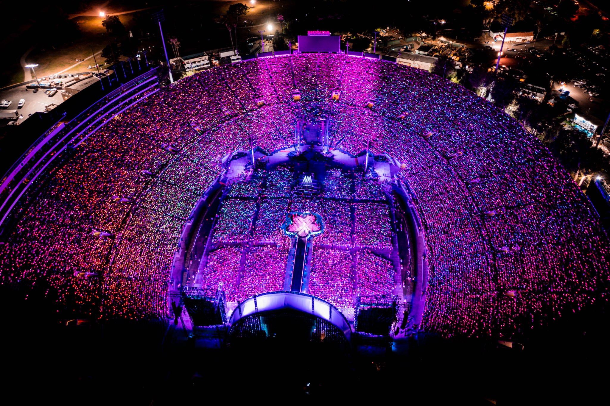 The weekend building. Что было 17 июня на, стадионе Rose Bowl. Karol-Top.